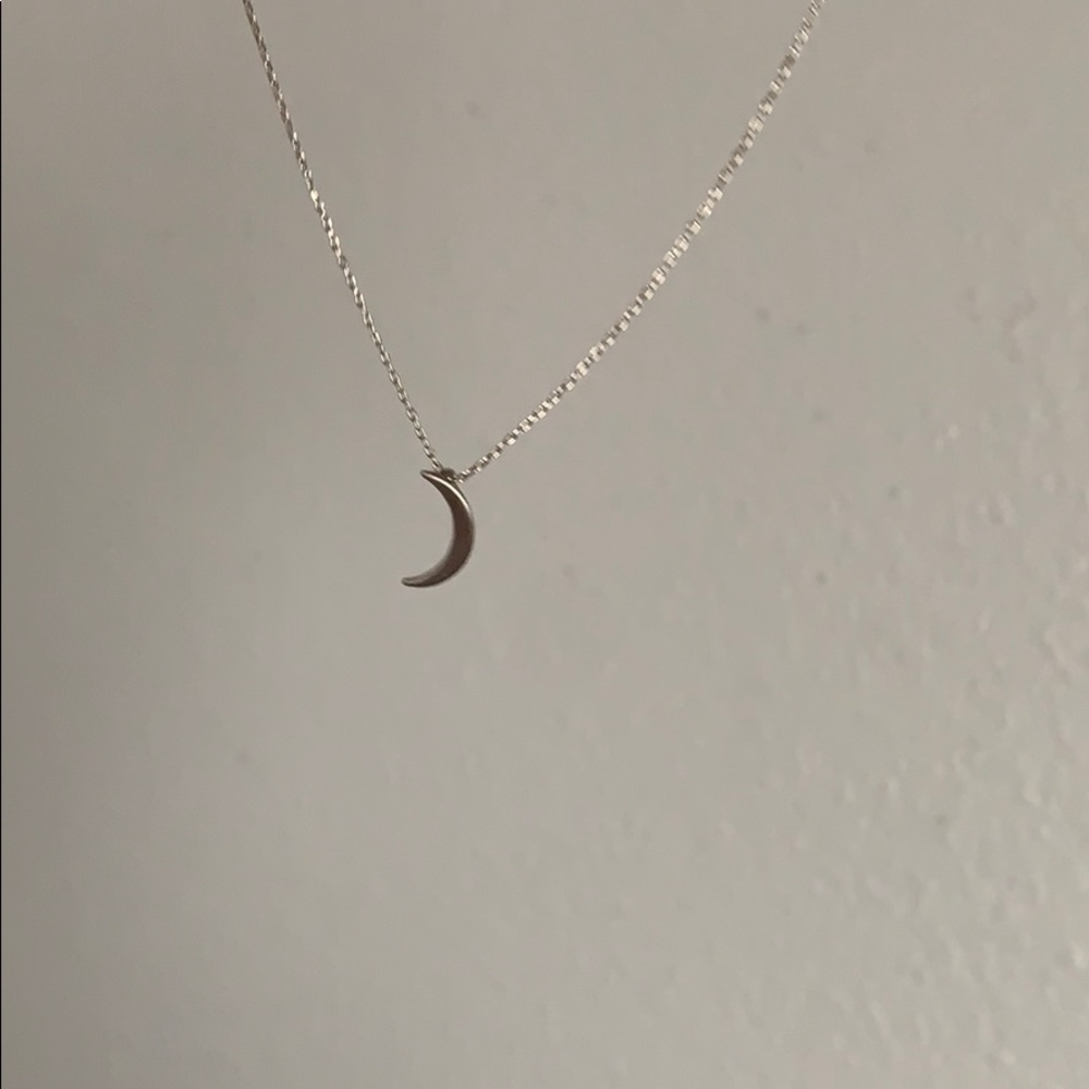 Super cute brandy Melville silver moon necklace!!